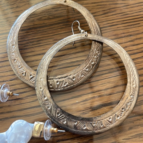 Set of 2 BIG Hoop Earrings, Mexican silver and white acrylic with gold metal EUC - Picture 2 of 5